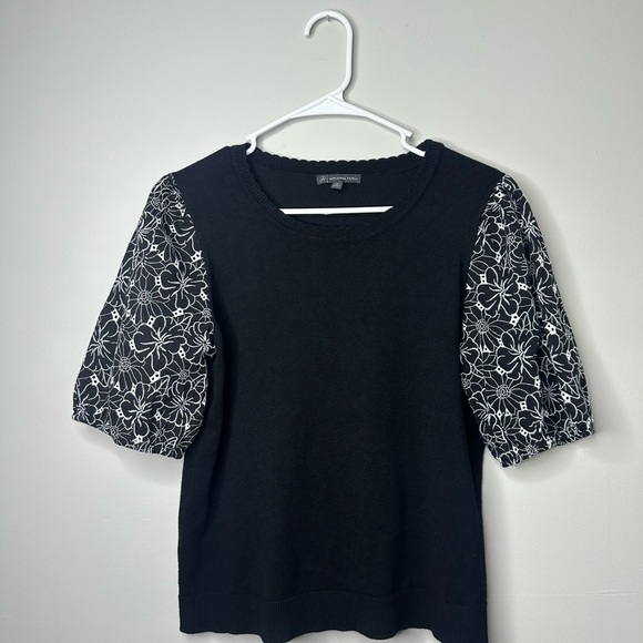 Adrianna Papell Tops - Adrianna Papell Puff Short Sleeve Top Black & White Floral Detail Sleeves Sz M